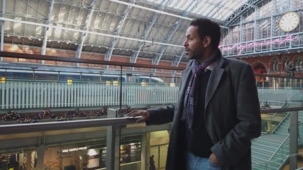 Hombre Negro Africano Camina Estación Tren Internacional Pancras Londres Londres — Vídeos de Stock