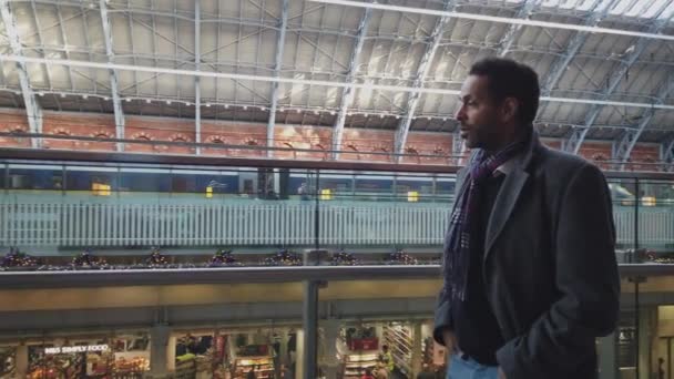 Hombre de negocios negro en una estación de tren en Londres - LONDRES, INGLATERRA - 16 DE DICIEMBRE DE 2018 — Vídeo de stock
