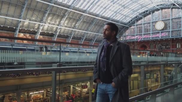 Homme d'affaires noir dans une gare de Londres - LONDRES, ANGLETERRE - 16 DÉCEMBRE 2018 — Video