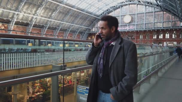 Zwarte Afrikaanse Man Wandelingen Pancras International Treinstation Londen London Verenigd — Stockvideo