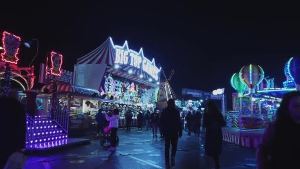 Gran feria de Navidad Winter Wonderland en Londres - LONDRES, INGLATERRA - 16 DE DICIEMBRE DE 2018 — Vídeo de stock