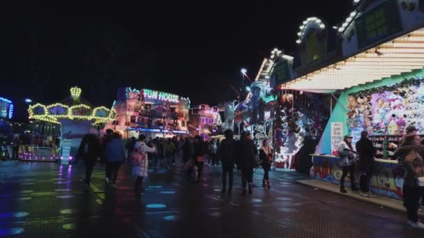 Τεράστια χώρα των θαυμάτων χειμώνα Χριστούγεννα fair στο Λονδίνο - Λονδίνο, Αγγλία - 16 Δεκεμβρίου 2018 — Αρχείο Βίντεο