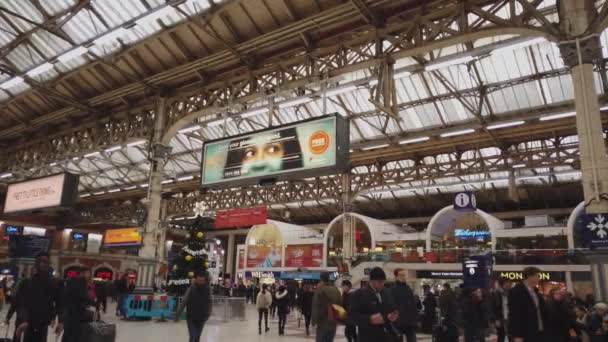 Kolejowa London Victoria station - Londyn, Anglia - 16 grudnia 2018 r. — Wideo stockowe