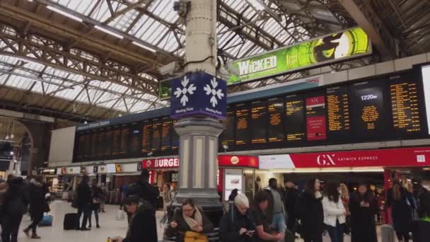 Estação ferroviária de Londres Victoria - LONDRES, ENGLÂNDIA - 16 DE DEZEMBRO DE 2018 — Vídeo de Stock
