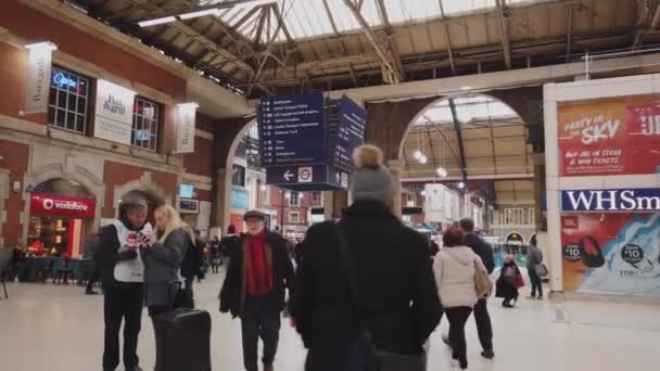 London Victoria σιδηροδρομικό σταθμό - Λονδίνο, Αγγλία - 16 Δεκεμβρίου 2018 — Αρχείο Βίντεο