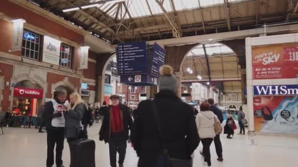 London Victoria trein station - Londen, Engeland - December 16, 2018 — Stockvideo