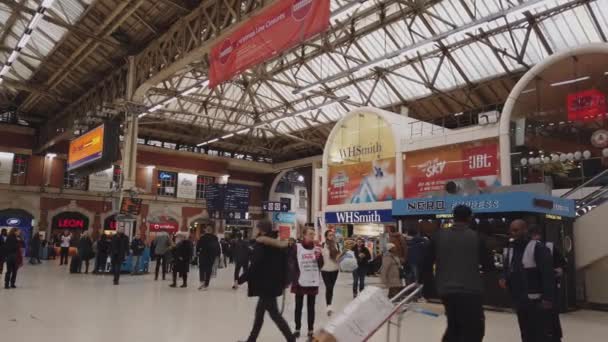 Estação ferroviária de Londres Victoria - LONDRES, ENGLÂNDIA - 16 DE DEZEMBRO DE 2018 — Vídeo de Stock