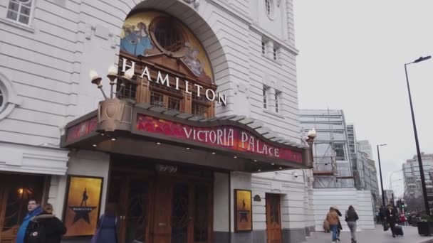 Victoria Palace Theatre en Londres - LONDRES, INGLATERRA - 16 DE DICIEMBRE DE 2018 — Vídeos de Stock