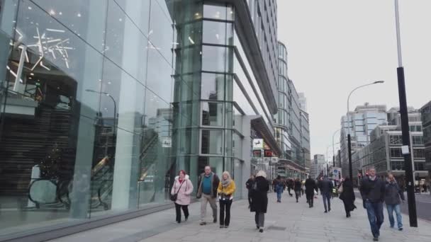 Edificios de oficinas de arquitectura moderna y centro comercial en la estación de tren Victoria en Londres - LONDRES, INGLATERRA - 16 DE DICIEMBRE DE 2018 — Vídeos de Stock