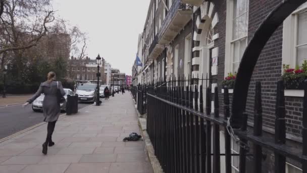 Typowy widok London Street - Londyn, Anglia - 16 grudnia 2018 r. — Wideo stockowe