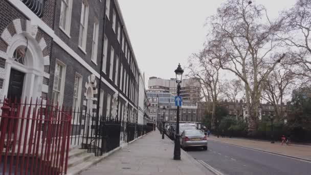 Vista típica da rua de Londres na Russell Square - LONDRES, ENGLÂNDIA - 16 DE DEZEMBRO DE 2018 — Vídeo de Stock