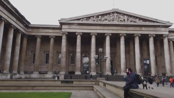Британский музей - популярная и знаменитая достопримечательность Лондона - LONDON, Англия - DECEM16, 2018 — стоковое видео
