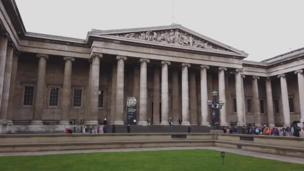 Британский музей - популярная и знаменитая достопримечательность Лондона - LONDON, Англия - DECEM16, 2018 — стоковое видео