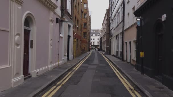 Small lane in London Bloomsbury - LONDON, ENGLAND - DECEMBER 16, 2018 — Stock Video