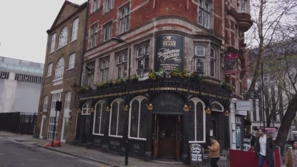 Londra'nın Bloomsbury Tavern popüler pub - Londra, İngiltere - 16 Aralık 2018 olduğunu. — Stok video