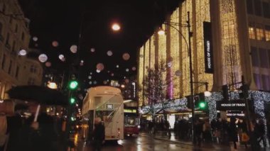Oxford Street depolarıyla güzel Noel dekorasyonu - Londra, İngiltere - 16 Aralık 2018