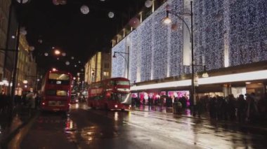 Oxford Street depolarıyla güzel Noel dekorasyonu - Londra, İngiltere - 16 Aralık 2018