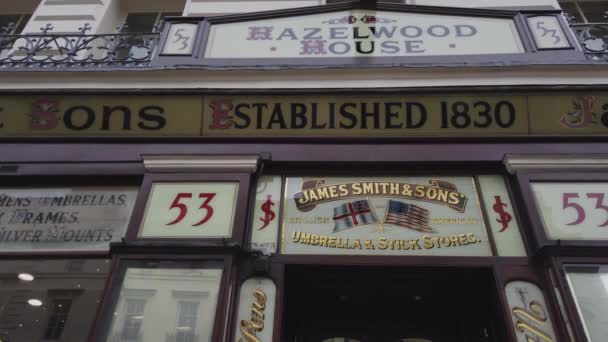 Магазин "Джеймс Смит и сыновья Умбрехт" в Лондоне - LONDON, Англия - 16 декабря 2018 — стоковое видео