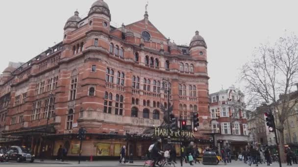궁전 극장-런던, 영국-2018 년 12 월 16 일에 런던에서 해리포터 뮤지컬 — 비디오