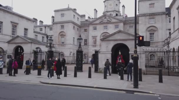 Famosa Horse Guards Parade a Londra Whitehall - LONDRA, INGHILTERRA - 16 DICEMBRE 2018 — Video Stock
