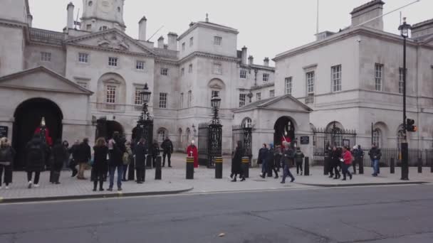 Famous Horse Guards Parade at London Whitehall - LONDON, ENGLAND - DECEMBER 16, 2018 — Stock Video