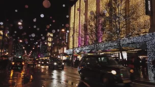 Tiendas en Oxford Street con hermosa decoración navideña - LONDRES, INGLATERRA - 16 DE DICIEMBRE DE 2018 — Vídeos de Stock