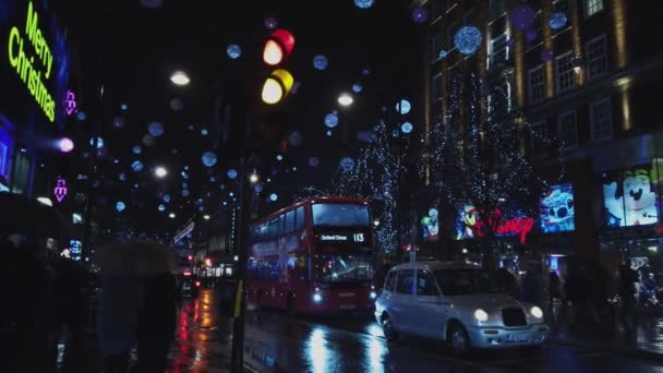 London Oxford Street en Navidad por la noche - LONDRES, INGLATERRA - 16 DE DICIEMBRE DE 2018 — Vídeos de Stock