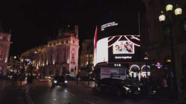 Londra Piccadilly Circus gece - Londra, İngiltere - 16 Aralık 2018