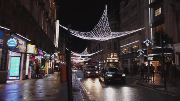 Hermosa decoración de la calle en Navidad en Londres - LONDRES, INGLATERRA - 16 DE DICIEMBRE DE 2018 — Vídeos de Stock