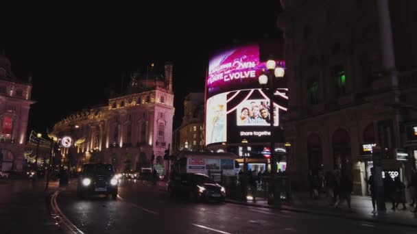 London Piccadilly Circus at night - LONDON, ENGLAND - DECEMBER 16, 2018 — Stock Video