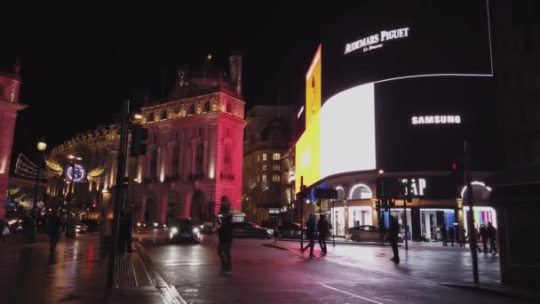 London Piccadilly Circus por la noche - LONDRES, INGLATERRA - 16 DE DICIEMBRE DE 2018 — Vídeo de stock