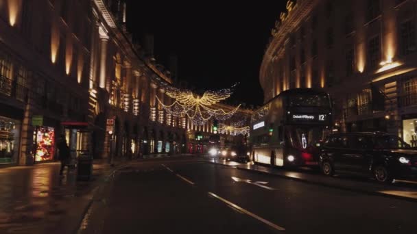 Bellissima decorazione stradale nel periodo natalizio a Londra - LONDRA, INGHILTERRA - 16 DICEMBRE 2018 — Video Stock