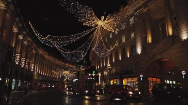 Regent Street London w okresie Bożego Narodzenia z przepięknym ozdoba - Londyn, Anglia - 16 grudnia 2018 r. — Wideo stockowe