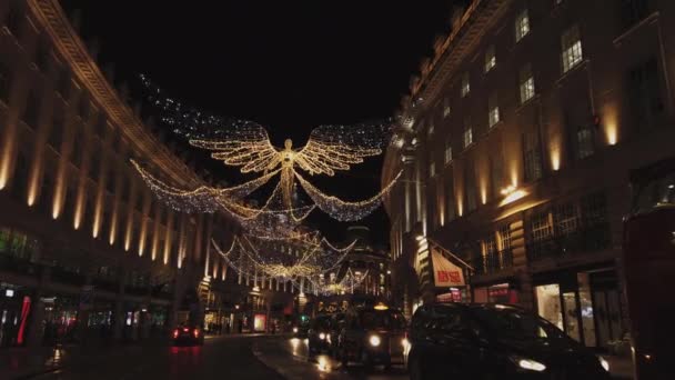 Regent Street Londra nel periodo natalizio con decorazioni mozzafiato - LONDRA, INGHILTERRA - 16 DICEMBRE 2018 — Video Stock