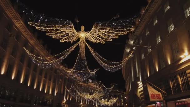 Bela decoração de rua na época de Natal em Londres - LONDRES, INGLÊS - 16 DE DEZEMBRO DE 2018 — Vídeo de Stock