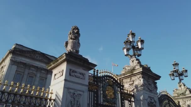 Ανάκτορα του Μπάκιγχαμ στο Λονδίνο είναι ένα δημοφιλές μέρος - Λονδίνο, Αγγλία - 16 Δεκεμβρίου 2018 — Αρχείο Βίντεο