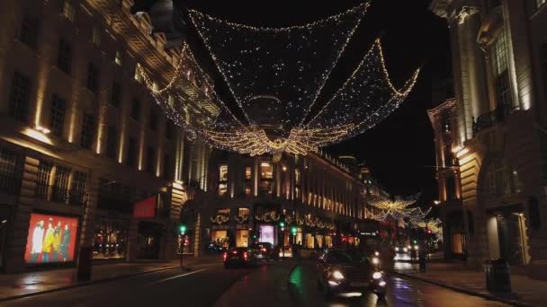 Regent Street London w okresie Bożego Narodzenia z przepięknym ozdoba - Londyn, Anglia - 16 grudnia 2018 r. — Wideo stockowe
