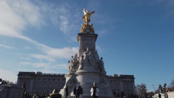 ロンドン - ロンドン、イギリス - 2018 年 12 月 16 日にバッキンガム宮殿でヴィクトリア記念噴水 — ストック動画
