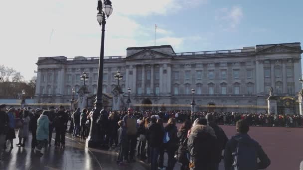 Turistler de Buckingham Sarayı Londra - Londra, İngiltere - 16 Aralık 2018 değiştirmek gardiyanlar izle — Stok video
