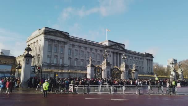 Buckingham Palace a Londra è un luogo popolare - LONDRA, INGHILTERRA - 16 DICEMBRE 2018 — Video Stock