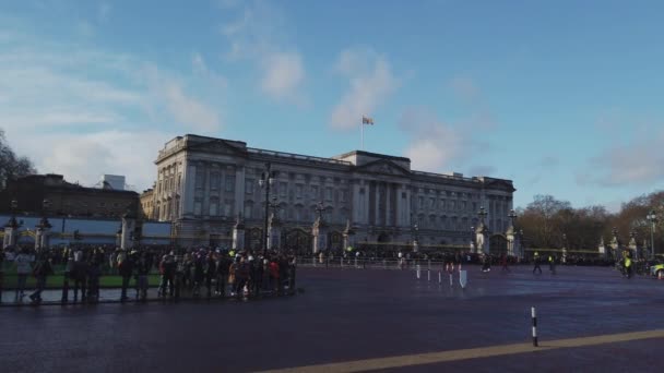 Buckingham Palace w Londynie jest to popularne miejsce - Londyn, Anglia - 16 grudnia 2018 r. — Wideo stockowe