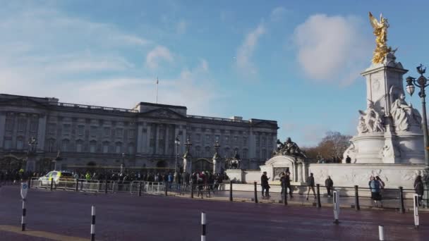 Strażnicy zmienić w Pałacu Buckingham w Londynie - Londyn, Anglia - 16 grudnia 2018 r. — Wideo stockowe