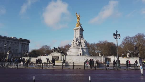 Victoria Memorial Fountain v Buckinghamském paláci v Londýně - Londýn, Anglie - 16 prosince 2018 — Stock video