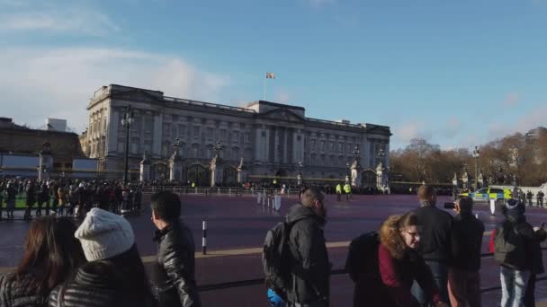 Buckingham Palace i London på en solig dag - London, England - 16 December 2018 — Stockvideo