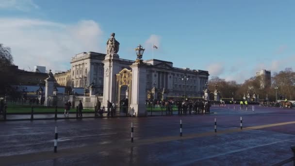 Buckingham Sarayı Londra güneşli bir günde - Londra, İngiltere - 16 Aralık 2018 — Stok video