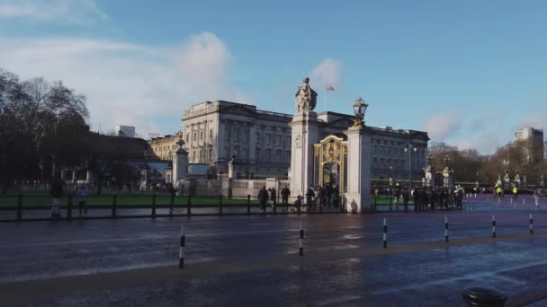 Букінгемський палац у Лондоні на сонячний день - Лондон, Англія - 16 грудня 2018 — стокове відео