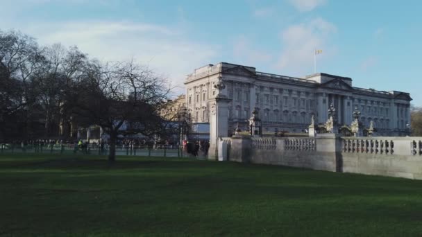 Palacio de Buckingham en Londres en un día soleado - LONDRES, INGLATERRA - 16 DE DICIEMBRE DE 2018 — Vídeos de Stock