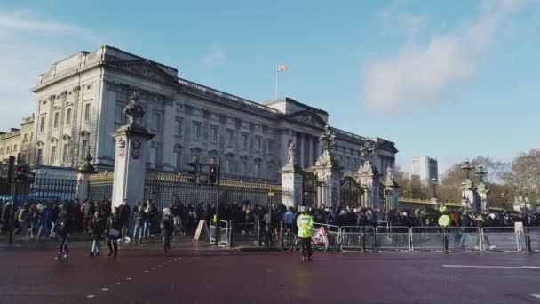 Tourrists watch the guards change at Buckingham Palace in London - LONDON, ENGLAND - DECEMBER 16, 2018 — стоковое видео