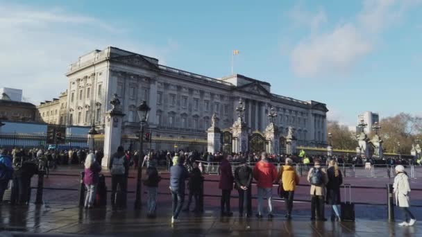 Toeristen bekijken de bewakers wijzigen in Buckingham Palace in Londen - Londen, Engeland - December 16, 2018 — Stockvideo