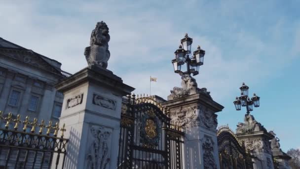 Buckinghamský palác v Londýně na slunečný den - Londýn, Anglie - 16 prosince 2018 — Stock video